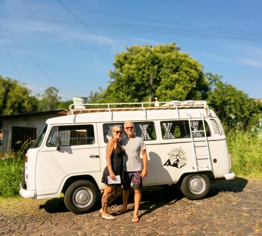 Ivana e Rogério ao lado da Kombi branca no dia de sua chegada, antes da transformação em Voo da Águia